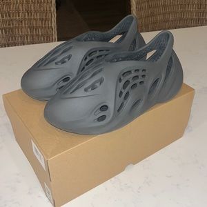 COPY - Yeezy Foam Runner “carbon”